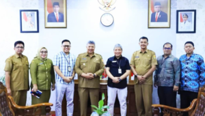 Wako Zul Elfian Umar (4 kiri) bersama Kepala Kantor Pelayanan Pajak Pratama Solok Irwan Eka Putra (4 kanan) dan Pejabat lainya di Ruang Kerja Wali Kota Solok