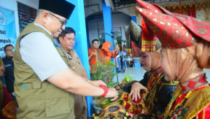 Sekretaris Daerah (Sekda) Kota Padang Andree Algamar, yang hadir menyaksikan pelaksanaan Mulok Keminangkabauan di salah satu SMP negeri di Kota Padang