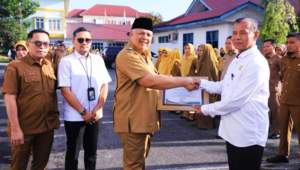 Wako Zul Elfian Umar menyerahkan Penghargaan kepada Ketua Baznas Kota Solok AKBP (Purn) H. Zaini (kanan).