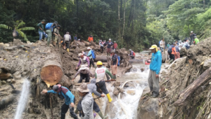 Foto Pemerintah Bersama Masyarakat Goro Bersihkan Hulu Sungai Dan Jalan Longsor