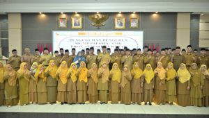 Foto Gubernur Mahyeldi Meminta Guru PAI Memprioritaskan Pelajar Saat Mengukuhkan Pengurus MGMP PAI SMA/SMK Sumbar