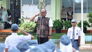 Foto Supardi, Ketua DPRD Sumbar, menjadi Pembina Upacara di SMN 1 Payakumbuh