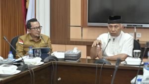 Foto Gubernur Mahyeldi Menyalurkan 10 Miliar USD dari APBD untuk Jalan Ombilin-Batusangkar, yang Sangat Penting Bagi Sektor Pertanian dan Pariwisata