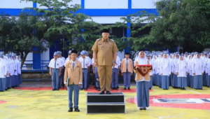 Wako Zul Elfian Umar, menjadi Pembina Upacara di SMAN 1 Kota Solok