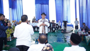 Bupati Epyardi Asda (bertopi) saat menerima langsung aspirasi usulan pembangunan dari masyarakat di Nagari Koto Hilalang