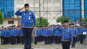 Sekretaris Daerah Kota Padang Andree Algamar usai bertindak selaku pembina upacara pada pelaksanaan upacara bulanan Aparatur Sipil Negara (ASN) di lingkungan Pemerintah Kota Padang, di Galanggang Balaikota Padang Aie Pacah