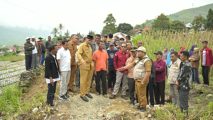 Foto Gubernur Mahyeldi Tinjau Lokasi Rencana Pembangunan Jembatan di Koto Baru Aie Dingin