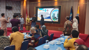 Rektor UNP Narasumber FGD PTN Pendamping Tranformasi UMRAH Menuju PTN BLU. (Foto: Humas Universitas Negeri Padang)