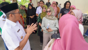 Foto Pasca Ledakan, Hendri Septa Berduka Cita di RS Semen Padang