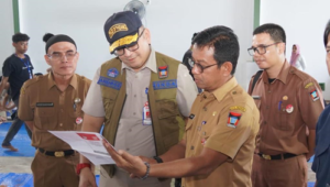 Sekretaris Daerah Kota Padang Andree Algamar meninjau proses lipat dan sortir surat suara Pemilihan Umum (Pemilu) 2024, di Gudang Logistik KPU Kota Padang