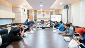 Universitas Negeri Padang (UNP) menggelar jumpa pers di Ruang Sidang Rektor, Gedung Rektorat UNP lantai 4. (Foto: Humas Universitas Negeri Padang)