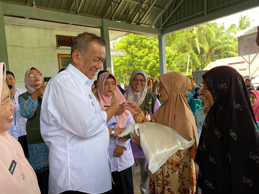 Foto Bupati Pesisir Selatan Rusma Yul Anwar Serahkan Bantuan Pangan di Kecamatan Airpura