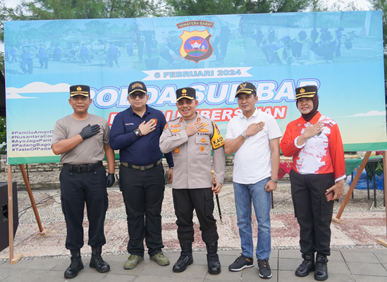 Foto Ekos Albar Terus Berkolaborasi dan Apresiasi Aksi Bersih Pantai Padang Polda Sumbar