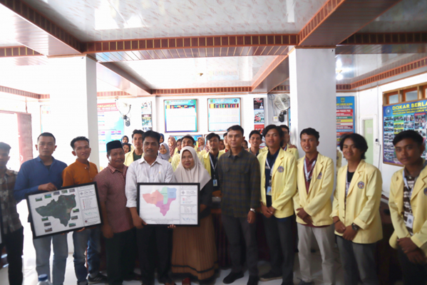 Foto Mahasiswa KKN UNP Sikabu Lubuk Alung Berikan Kenang-kenangan dan Capaian Program Kerja kepada Perangkat Nagari