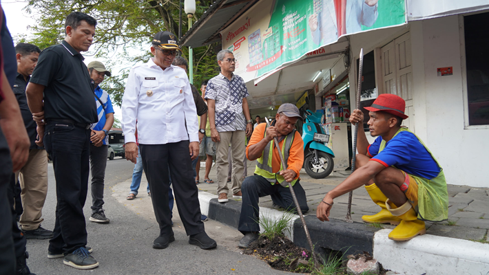 Foto Hendri Septa, Segera Kita Perbaiki Jalan Berlobang dan Drainase Kota Padang