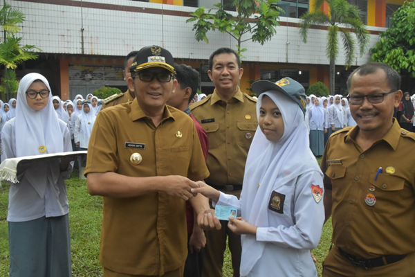 Empat Puluhan Siswa SMKN 6 Padang Dapat e-KTP