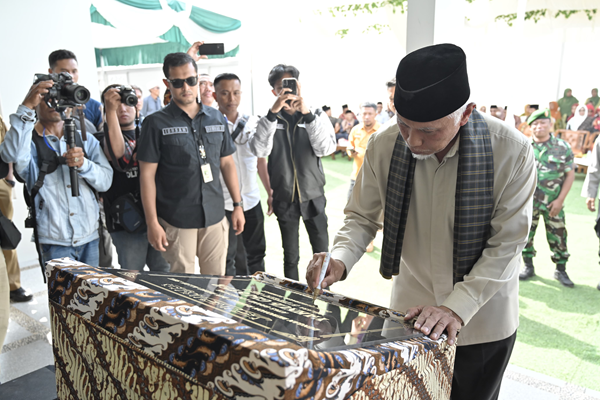 Foto Gubernur Mahyeldi Apresiasi Semangat Bernagari Anak Nagari Canduang Koto Laweh