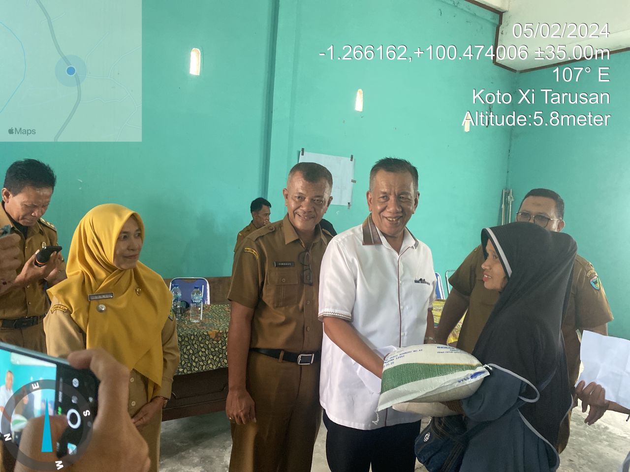 Foto Bupati Pesisir Selatan Rusma Yul Anwar Serahkan Bantuan di Beberapa Kecamatan