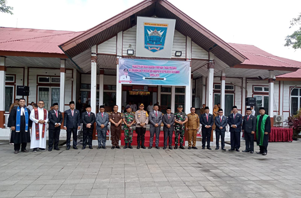 Foto Pj. Bupati Mentawai Melantik Delapan Pejabat Tinggi Pratama Baru di Lingkungan Pemda Mentawai