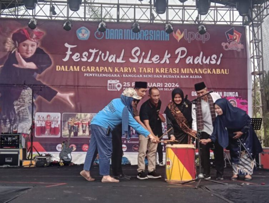 Foto Wakili Bupati Pessel, Assisten II Apresiasi Festival Silek Padusi yang Digelar di Pantai Koto Salido