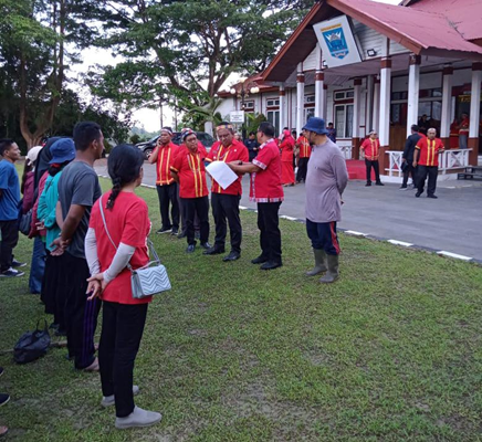 Foto Pj. Bupati Mentawai, Minta Pasukan Kebersihan Harus Menjaga Kenyamanan Kota Khususnya Mentawai