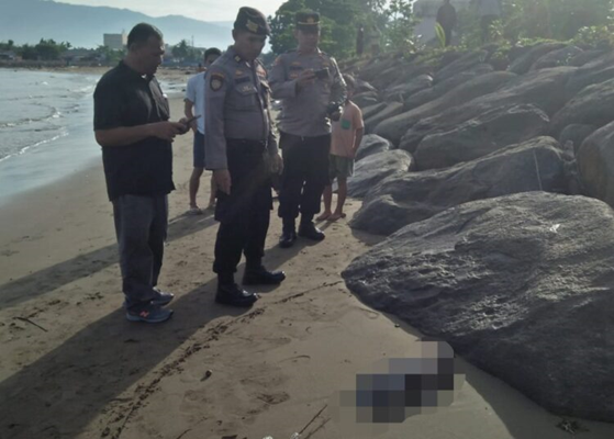 Foto Jasad Bayi Baru Lahir Ditemukan Membusuk di Pantai Padang, Dikira Bangkai Binatang