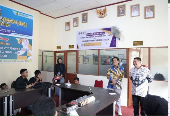 Foto Wakil Ketua DPRD Sumbar Suwirpen Suib saat Monitoring Penyelenggaraan Pendidikan ke SMK 1 Kota Solok