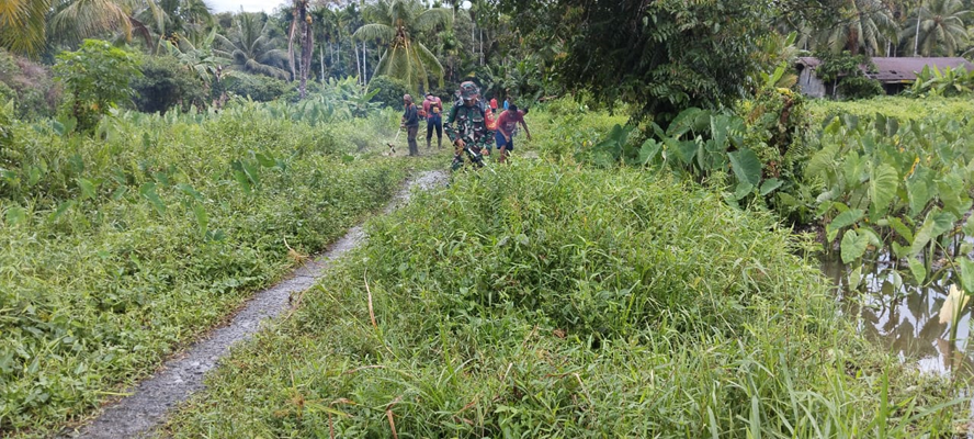 Foto Babinsa Koramil 03/Sipora Gotong Royong Bersama Masyarakat di Desa Sido Makmur