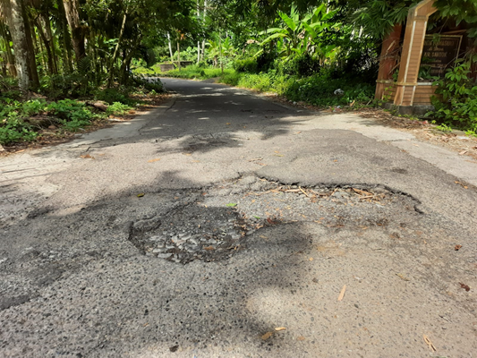 Salah satu titik kerusakan jalan di Kota Pariaman, di Cubadak Mentawai Kecamatan Pariaman Timur.