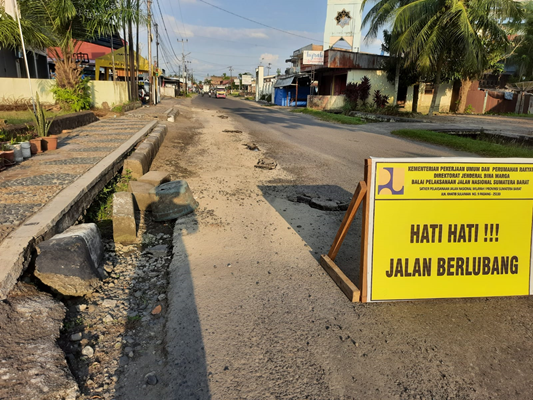 Kerusakan Jalan Sentot Ali Basa Kota Pariaman yang sudah diatasi secara darurat dan dipasang rambu.