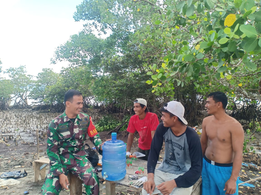 Foto Bentuk Kepedulian Terhadap Masyarakat, Babinsa Koramil 02/Muara Siberut Melaksanakan Komsos