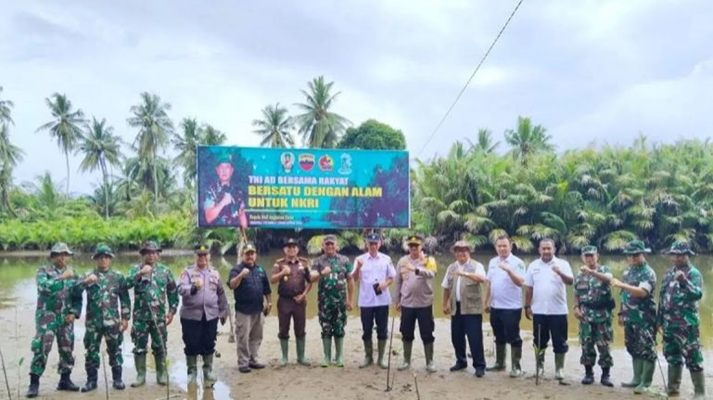 Foto Wakili Bupati Pessel, Mawardi Roska Ikuti Penanaman Mangrove Serentak