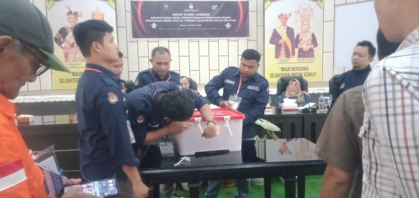 Foto Ketua KPU Solsel Ade Kurnia Zelli Apresiasi Pileg Berjalan Lancar