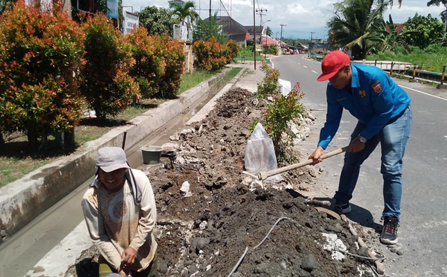 Ketika Petugas Teknis BLUD UPTD Air Bersih Kota Pariaman sedang memperbaiki jaringan pipa bocor di salah satu titik kerusakan.