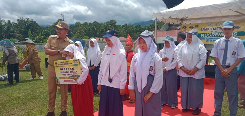 Foto Pemda Solok Selatan Salurkan Beras Bapanas dan Bagikan Bibit Durian Gratis Di Musrenbang Kec. Pauh Duo