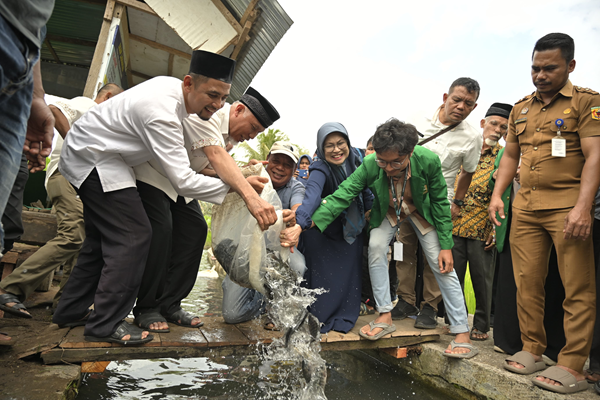 Foto Gubernur Sumbangkan 5.000 Bibit Ikan, Dorong Pokmaswas Perikanan untuk Memperkuat Ketahanan Pangan