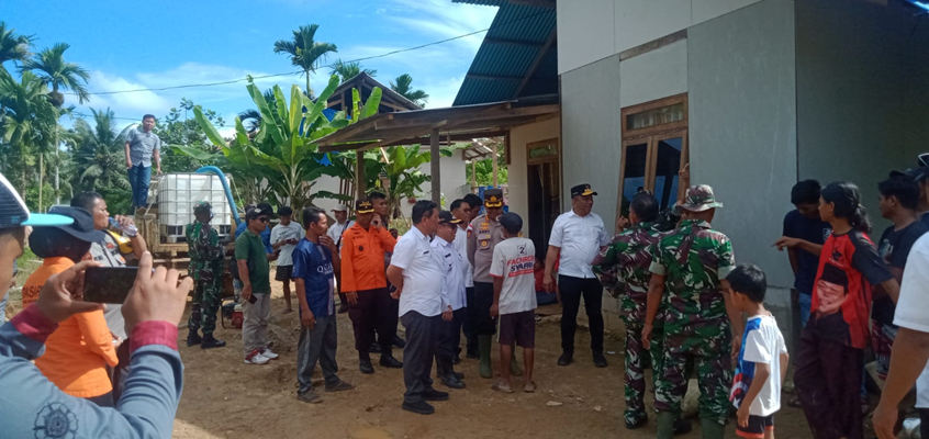 Foto Pj. Bupati Mentawai, Tinjau Lokasi Yang Terdampak Banjir di Desa Bukit Pamewa