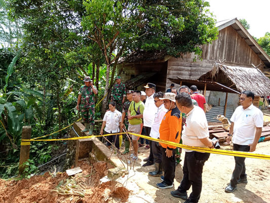 Foto Pj. Bupati Mentawai Bersama Forkopimda dan Forkopincam Tinjau Lokasi Longsordi Desa Sidomakmur