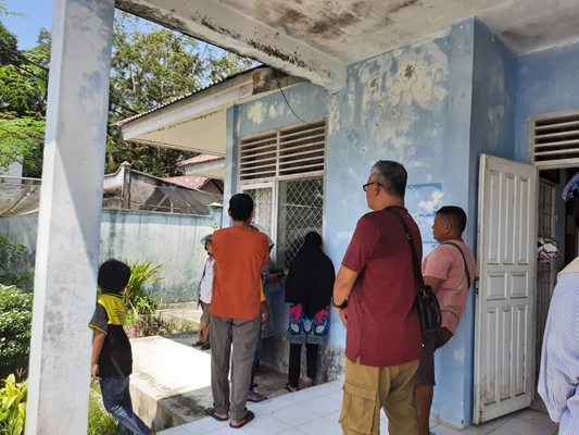 Pelanggan Air Bersih BLUD UPTD Air Bersih Kota Pariaman sedang membayar retribusi pemakaian air di loket kantor setempat.