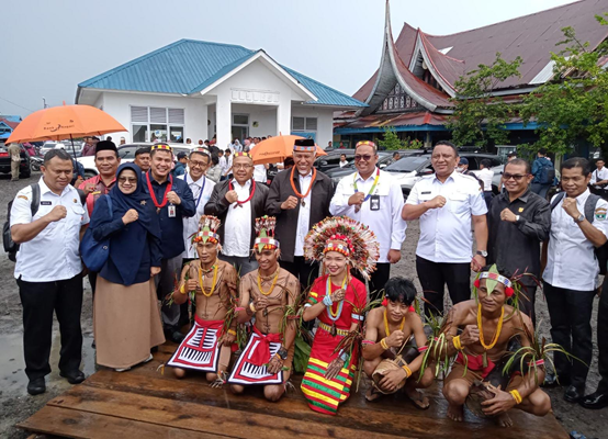 Foto Pj Bupati Mentawai  Sambut Kunker Gubernur Sumbar Dalam Rangka Rapat Koordinasi