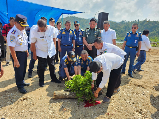 Foto Bupati Pessel Rusma Yul Anwar hadiri pelaksanaan Pengembangan Pelabuhan Panasahan Carocok Painan