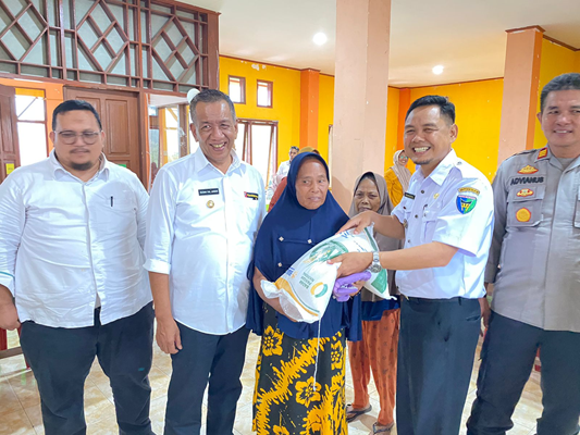 Foto Mahalnya Harga Beras, Bupati Pesisir Selatan Rusma Yul Anwar Serahkan Bantuan Pangan di Kecamatan Lunang