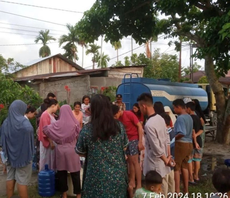 Penyaluran bantuan air bersih untuk warga yang berada di kawasan Dadok, Tunggul Hitam