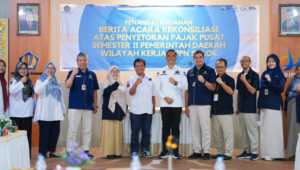 Sekda Solok Medison (6 dari kanan) dan Pejabat lainya, diacara Penanda Tanganan Berita Acara Rekonsiliasi Atas Penyetoran Pajak Pusat Semester II Pemerintah Daerah Wilayah Kerja KPPN Solok