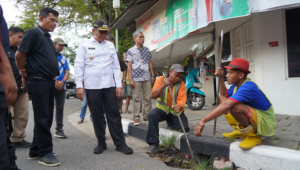 Foto Hendri Septa, Segera Kita Perbaiki Jalan Berlobang dan Drainase Kota Padang