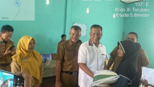 Foto Bupati Pesisir Selatan Rusma Yul Anwar Serahkan Bantuan di Beberapa Kecamatan