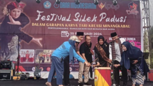 Foto Wakili Bupati Pessel, Assisten II Apresiasi Festival Silek Padusi yang Digelar di Pantai Koto Salido