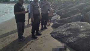 Foto Jasad Bayi Baru Lahir Ditemukan Membusuk di Pantai Padang, Dikira Bangkai Binatang