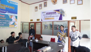 Foto Wakil Ketua DPRD Sumbar Suwirpen Suib saat Monitoring Penyelenggaraan Pendidikan ke SMK 1 Kota Solok