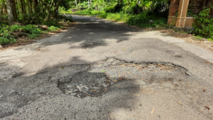 Salah satu titik kerusakan jalan di Kota Pariaman, di Cubadak Mentawai Kecamatan Pariaman Timur.